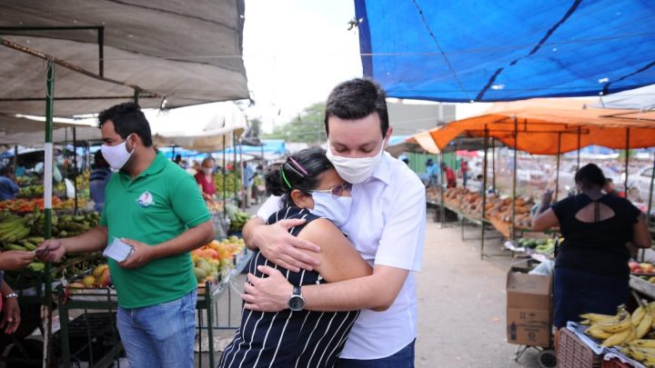 Raffiê visita Feira Livre em Caruaru