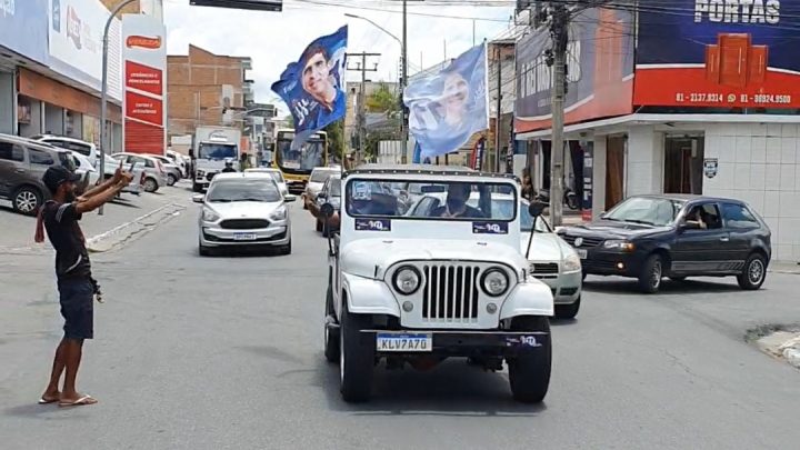 Lessa circula pelas ruas de Caruaru