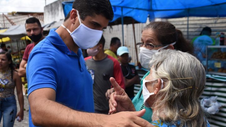 Lessa conversa com feirantes no bairro São Francisco