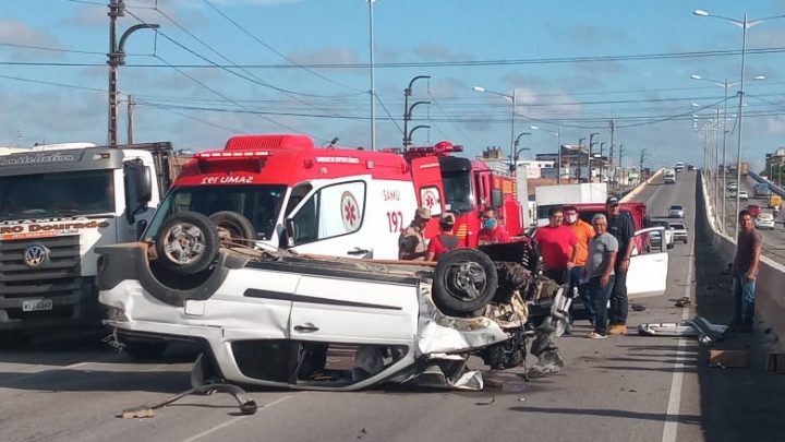 Capotamento na BR 104 em Caruaru nesta segunda-feira (23)