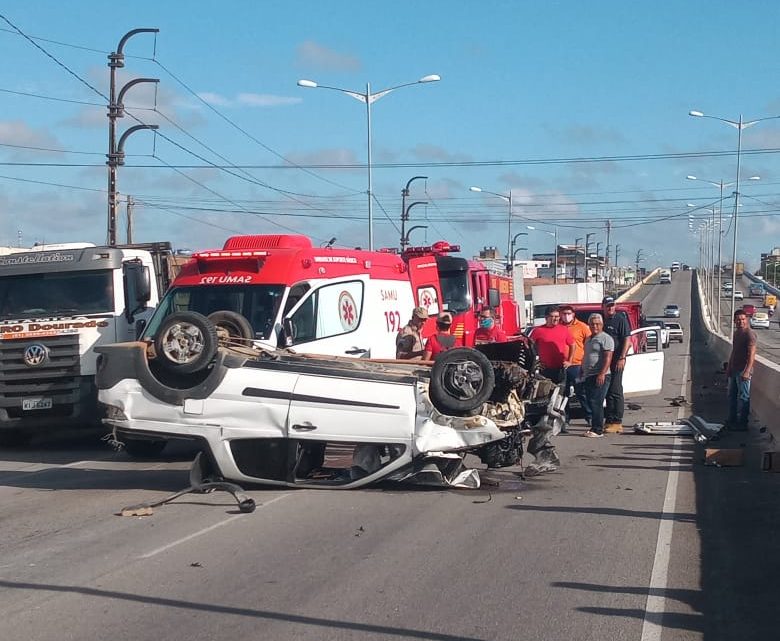 Capotamento na BR 104 em Caruaru nesta segunda-feira (23) Capotamento na BR 104 em Caruaru nesta segunda-feira (23)