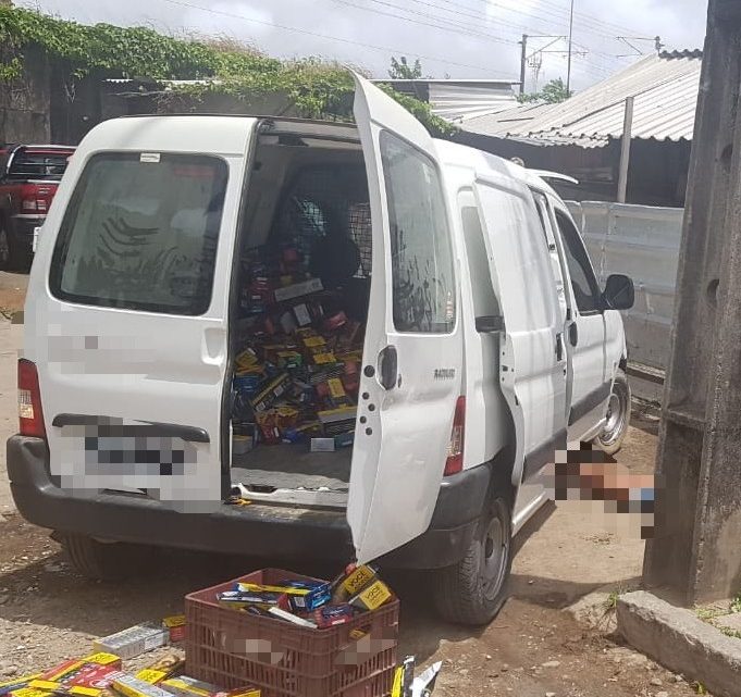 Três homens são detidos com carga de cigarros roubada Três homens são detidos com carga de cigarros roubada