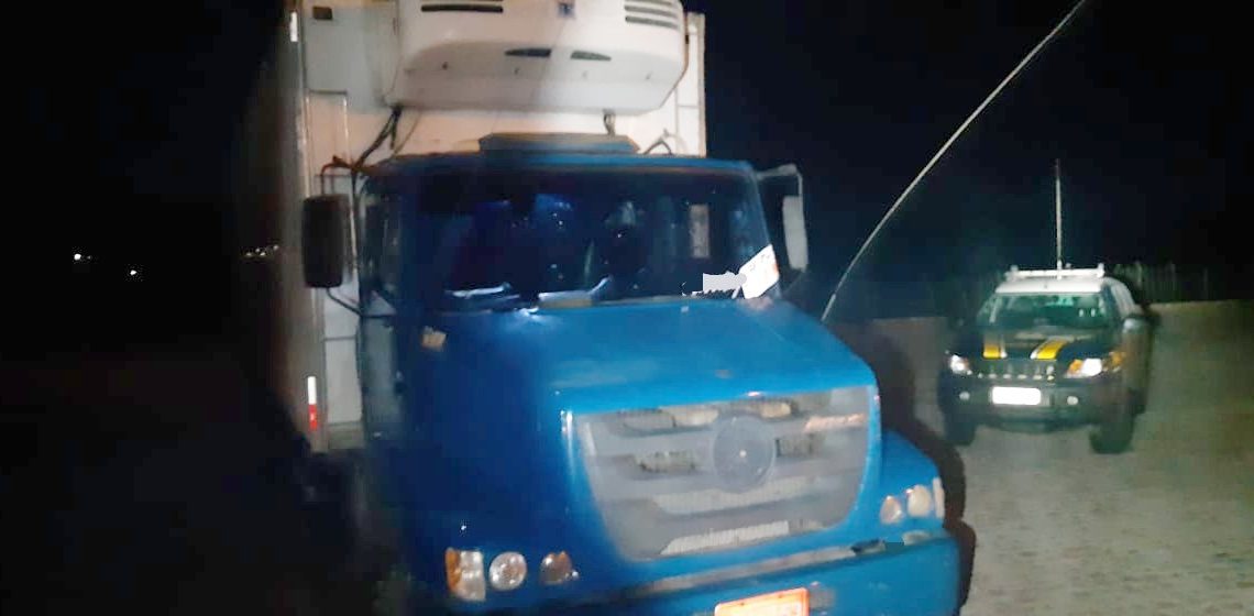 Caminhão carregado com charque roubada é recuperado pela PRF na BR 232