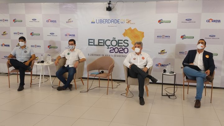 Candidatos apresentam propostas em debate da Rádio Liberdade e criticam ausência da prefeita de Caruaru