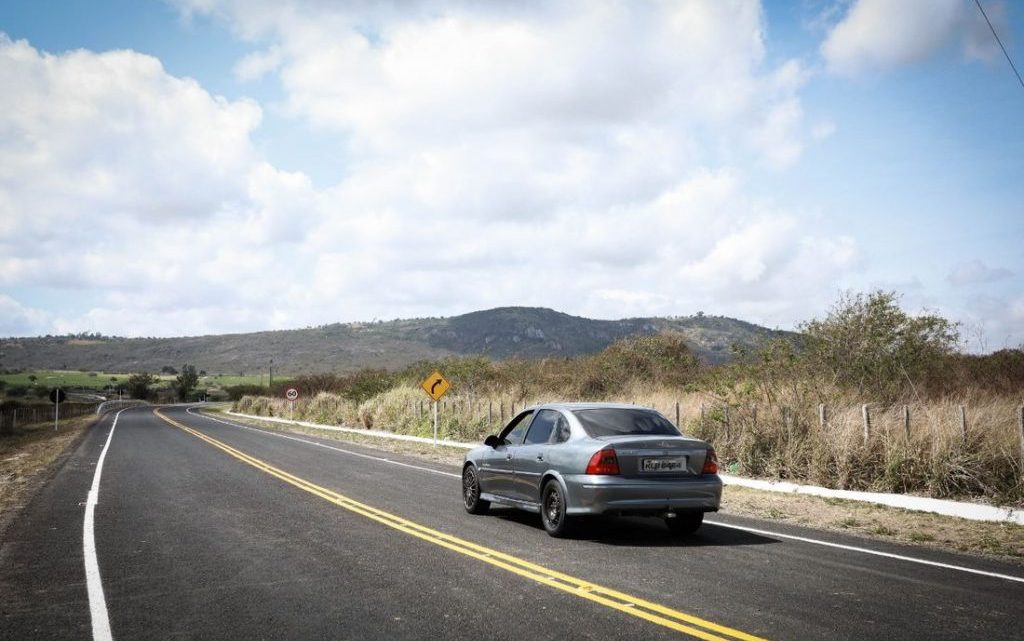 Governo-PE entrega primeira etapa da requalificação de estrada em Bezerros Governo-PE entrega primeira etapa da requalificação de estrada em Bezerros