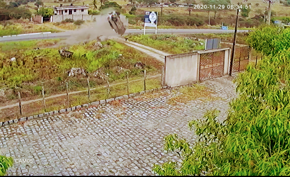 Motorista perde controle de direção e capota carro na BR 104 em Caruaru neste domingo (29) Motorista perde controle de direção e capota carro na BR 104 em Caruaru neste domingo (29)