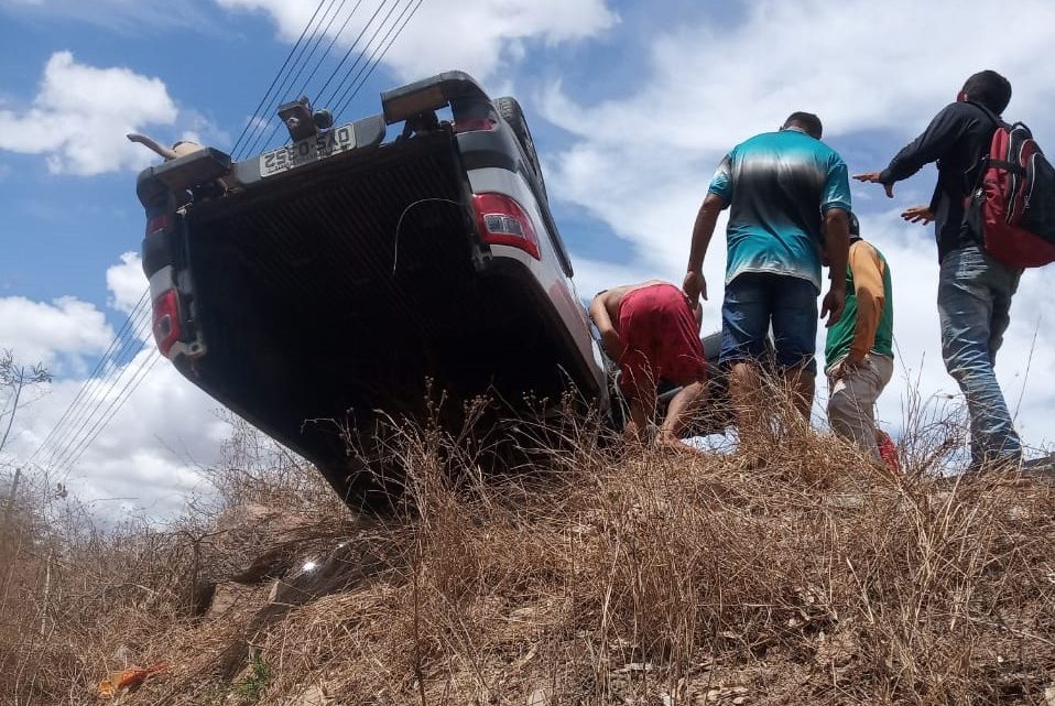 Capotamento na PE 60 deixa um morto e dois feridos