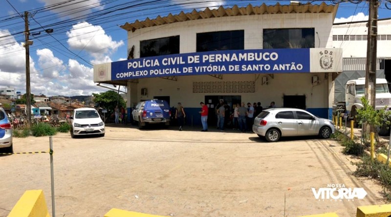 Delegado é encontrado morto dentro do Complexo Policial de Vitória de Santo Antão Delegado é encontrado morto dentro do Complexo Policial de Vitória de Santo Antão