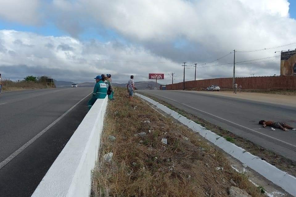 Homem é assassinado na BR 104 em Caruaru Homem é assassinado na BR 104 em Caruaru