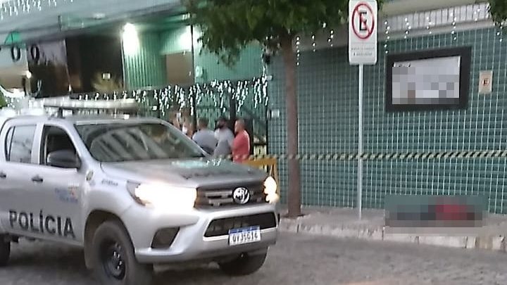 Homem é assassinado com várias facadas em Caruaru neste domingo (27)