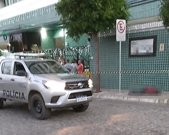 Homem é assassinado com várias facadas em Caruaru neste domingo (27)