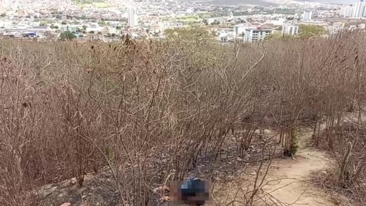 Jovem é assassinado em matagal em Caruaru