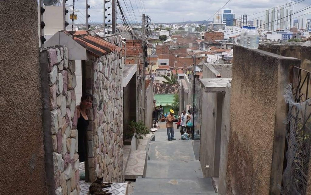 Jovem é morto a tiros dentro de casa em Caruaru Jovem é morto a tiros dentro de casa em Caruaru
