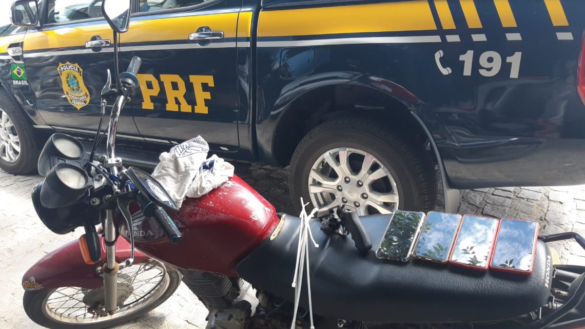 Dupla é apreendida com arma e celulares roubados na BR 104 Dupla é apreendida com arma e celulares roubados na BR 104
