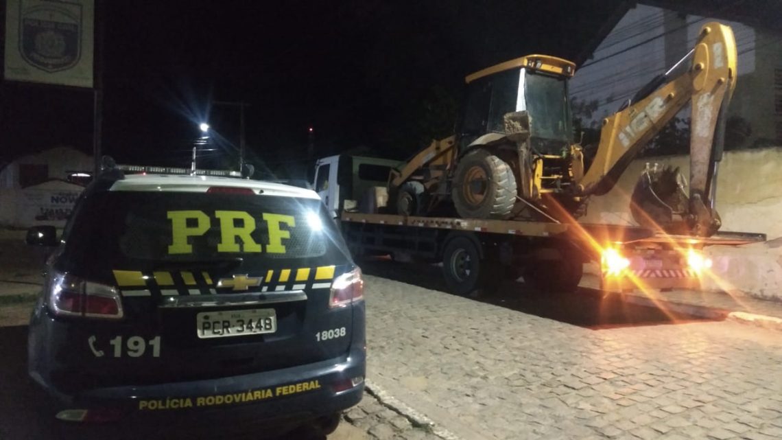 Restroescavadeira furtada no Sertão é  recuperada pela PRF na BR 232