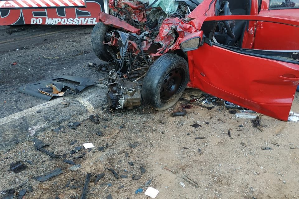 Motorista morre após colisão entre carro e caminhão na BR 104