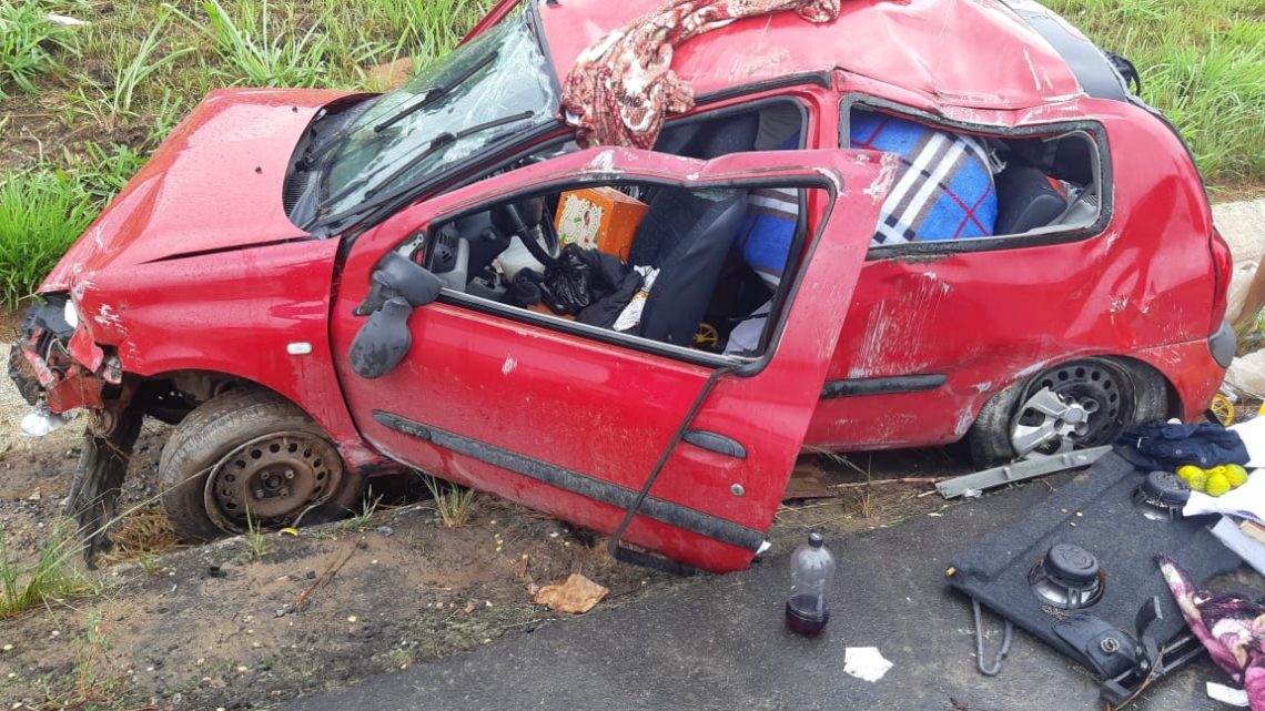 Duas pessoas ficam feridas após pneu estourar e carro capotar em Pernambuco Duas pessoas ficam feridas após pneu estourar e carro capotar em Pernambuco
