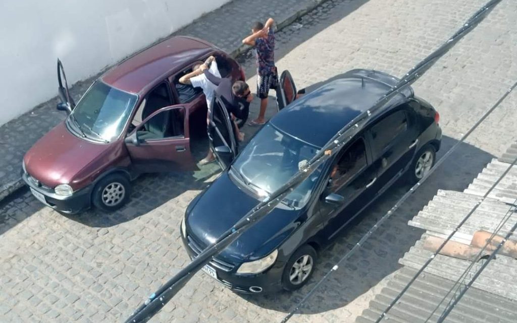 Idoso é preso suspeito de molestar menina em Caruaru e jovem é arrastado por homens se dizendo policiais