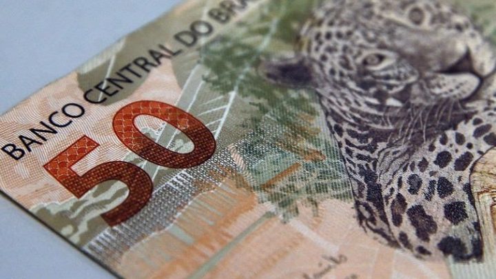 Bolsonaro anuncia aumento do salário mínimo para R$ 1.100
