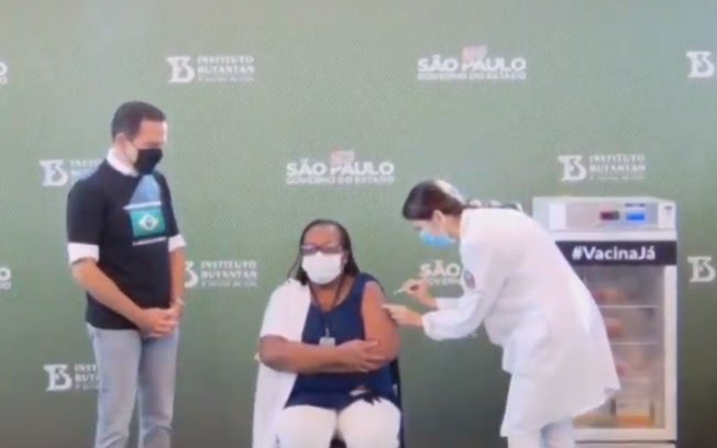 Enfermeira recebe dose da CoronaVac e é a 1ª brasileira vacinada Enfermeira recebe dose da CoronaVac e é a 1ª brasileira vacinada