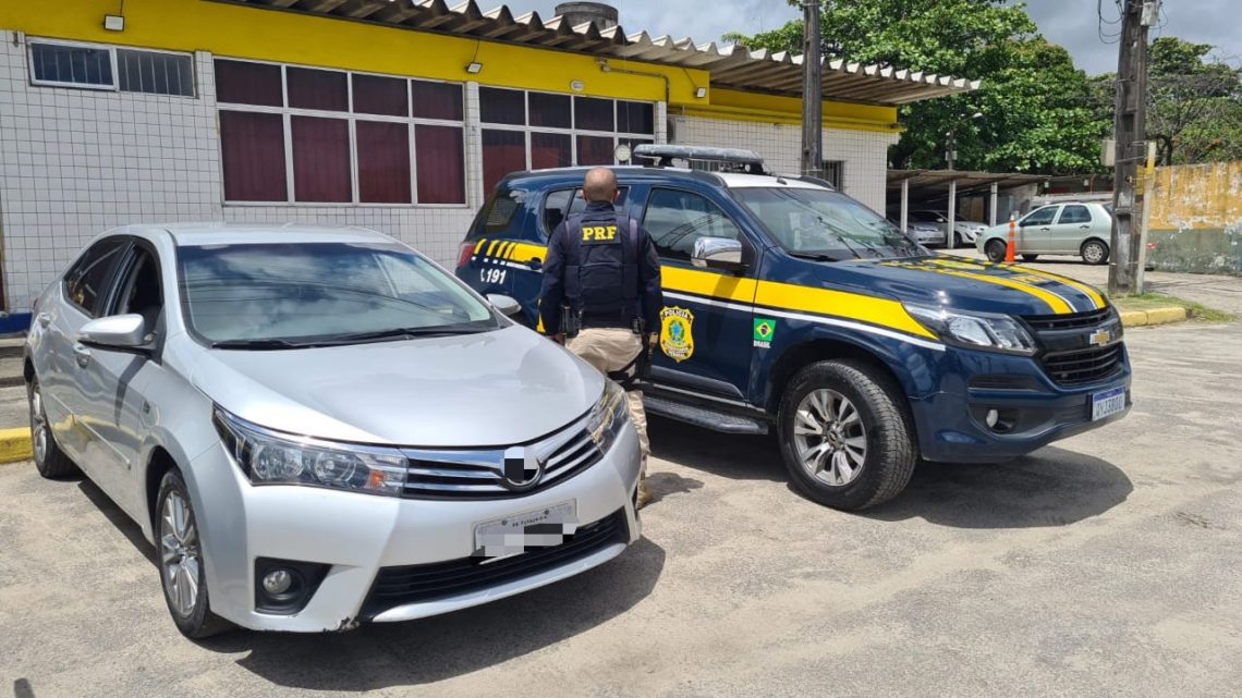 Carro furtado de locadora e veículo de luxo roubado são recuperados pela PRF Carro furtado de locadora e veículo de luxo roubado são recuperados pela PRF