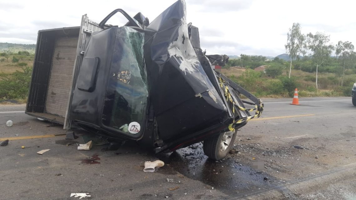 Motorista morre após colisão entre caminhonete e carro na BR 232 Motorista morre após colisão entre caminhonete e carro na BR 232