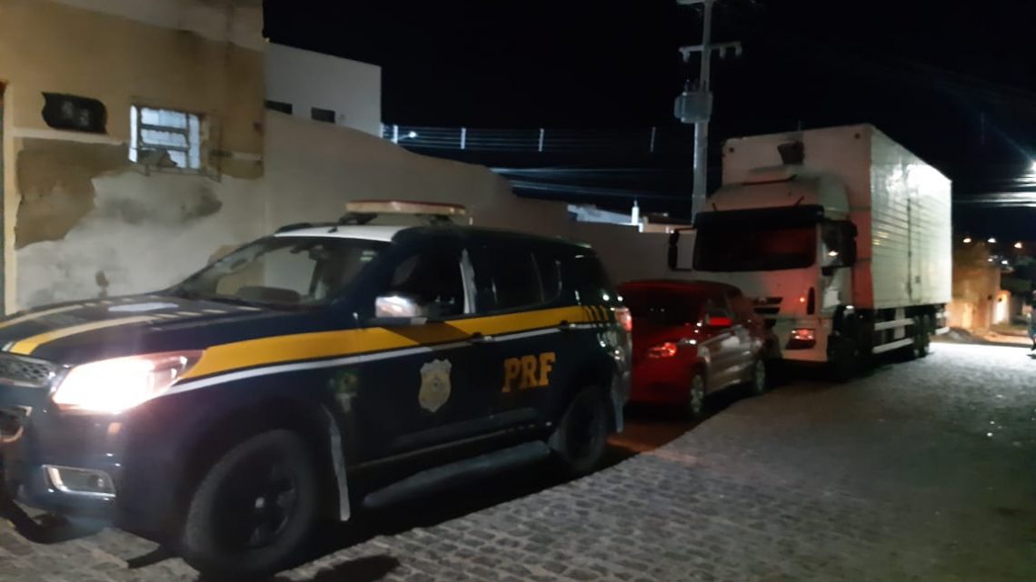 PRF liberta refém e recupera caminhão com eletrodomésticos roubados PRF liberta refém e recupera caminhão com eletrodomésticos roubados