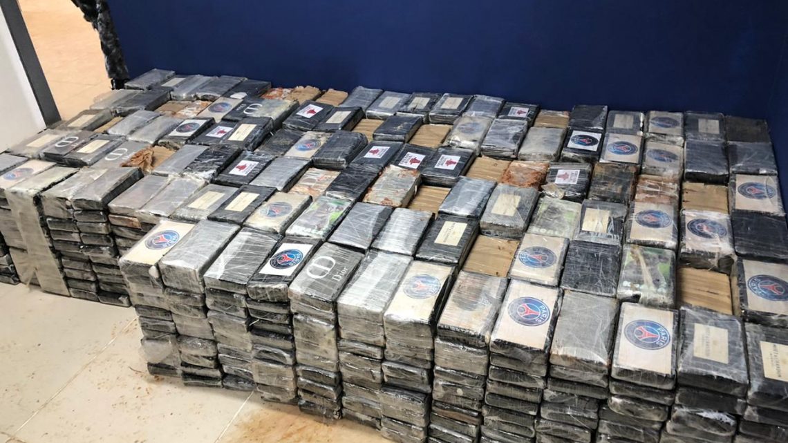 PM apreende fuzis, pistolas e cerca de 1,5 tonelada de cocaína em Pernambuco PM apreende fuzis, pistolas e cerca de 1,5 tonelada de cocaína em Pernambuco