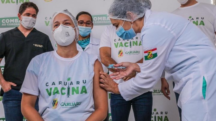 Profissional de saúde é a 1ª pessoa vacinada contra a covid-19 em Caruaru
