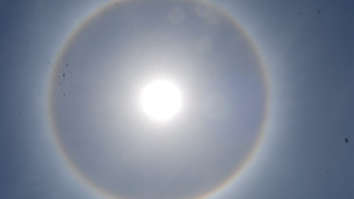 Círculo colorido ao redor do sol chama atenção em Caruaru nesta segunda (25) Círculo colorido ao redor do sol chama atenção em Caruaru nesta segunda (25)