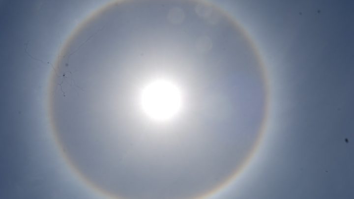 Círculo colorido ao redor do sol chama atenção em Caruaru nesta segunda (25)
