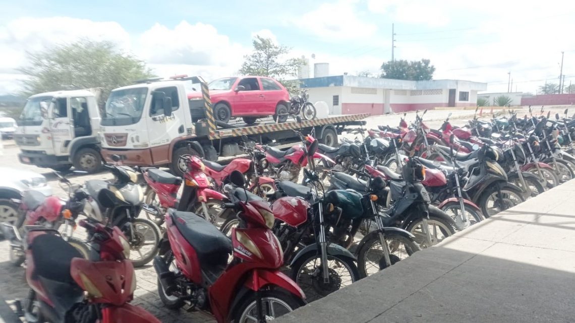 Operação recolhe 38 veículos irregulares na BR 232; Homem detido com uma moto roubada Operação recolhe 38 veículos irregulares na BR 232; Homem detido com uma moto roubada