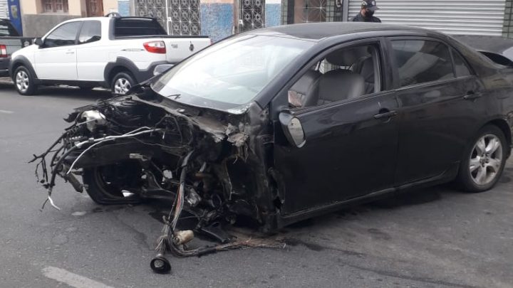 Acidente deixa carro destruído em Caruaru nesta sexta-feira (29)
