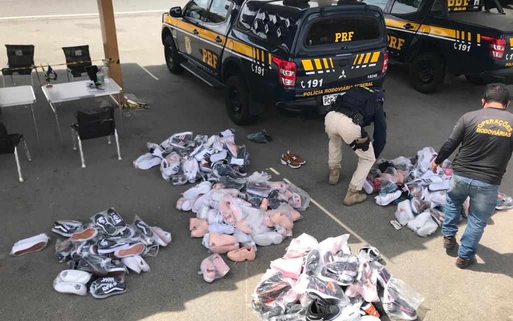 Carga de tênis falsificados é apreendida em São Caitano e seria comercializada na feira de Toritama Carga de tênis falsificados é apreendida em São Caitano e seria comercializada na feira de Toritama