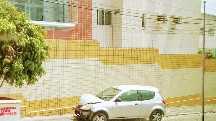 Adolescente rouba veículo, na fuga bate em outros carros, e é apreendido pela PM