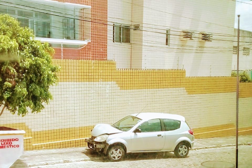 Adolescente rouba veículo, na fuga bate em outros carros, e é apreendido pela PM