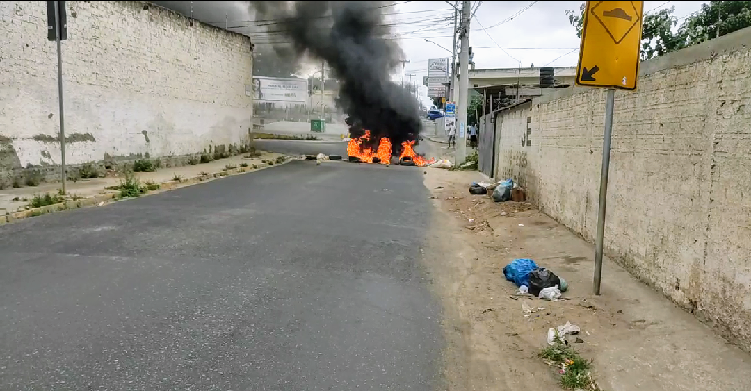 Moradores fazem protesto contra desapropriação em Caruaru Moradores fazem protesto contra desapropriação em Caruaru
