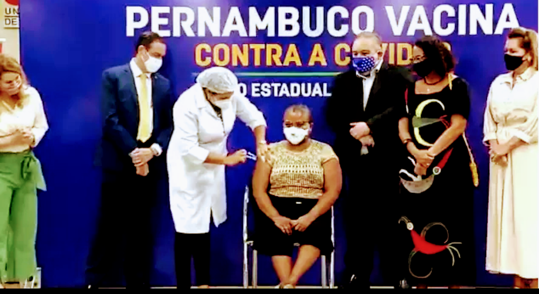 Profissional de saúde é a primeira pessoa vacinada contra a covid-19 em Pernambuco