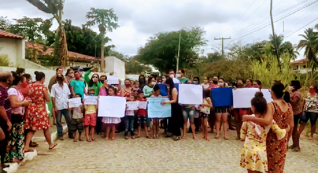 Moradores de Caruaru protestam contra demissões de enfermeiras Moradores de Caruaru protestam contra demissões de enfermeiras