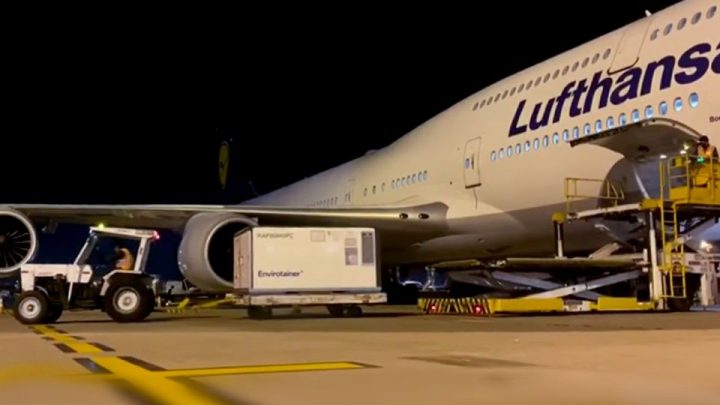 Avião vai buscar dois milhões de doses de vacina na Índia nesta quinta-feira (14)