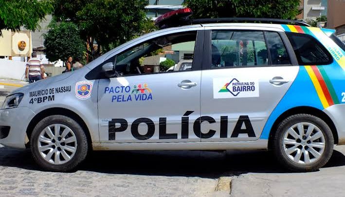 Mãe e padrasto detidos por maus tratos a adolescente