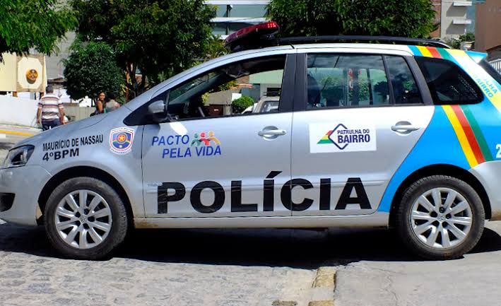 Mãe e padrasto detidos por maus tratos a adolescente Mãe e padrasto detidos por maus tratos a adolescente