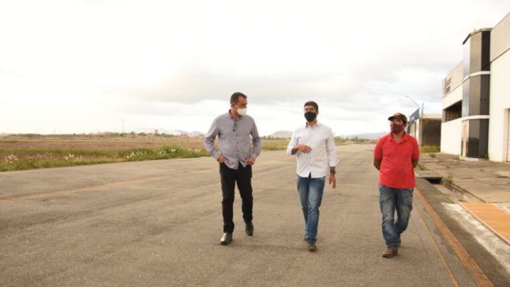 Lessa visita Aeroporto de Caruaru