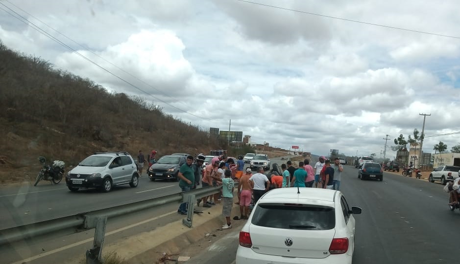 Acidente deixa um morto e três feridos na PE 160 em Santa Cruz do Capibaribe Acidente deixa um morto e três feridos na PE 160 em Santa Cruz do Capibaribe