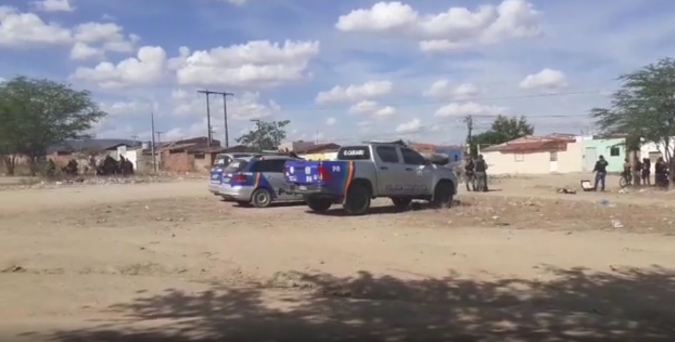 Jovem é assassinado a tiros na zona rural de Caruaru neste domingo (7) Jovem é assassinado a tiros na zona rural de Caruaru neste domingo (7)