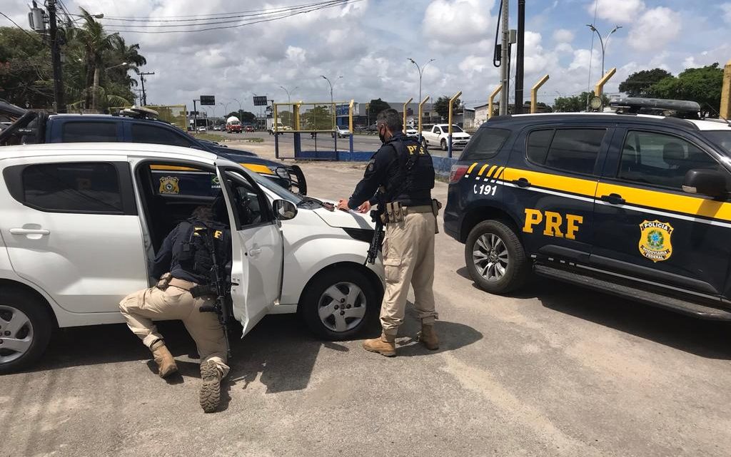 Após fuga por 8 Km, dupla é detida com carro roubado e réplica de revólver na BR 232 Após fuga por 8 Km, dupla é detida com carro roubado e réplica de revólver na BR 232