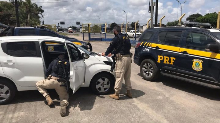 Após fuga por 8 Km, dupla é detida com carro roubado e réplica de revólver na BR 232