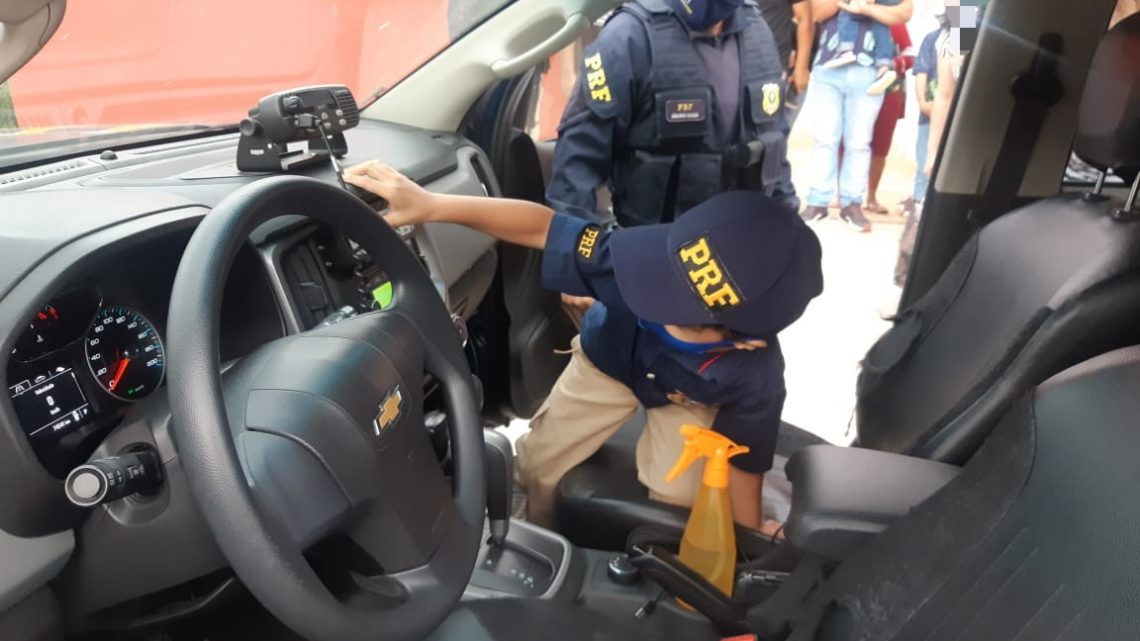Menino que sonha em ser PRF comemora aniversário com policiais em Garanhuns Menino que sonha em ser PRF comemora aniversário com policiais em Garanhuns