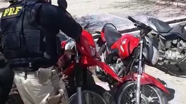 Grupo suspeito de roubar sítio é detido em Caruaru com  motos, celulares, tv, arma falsa, dinheiro e relógios