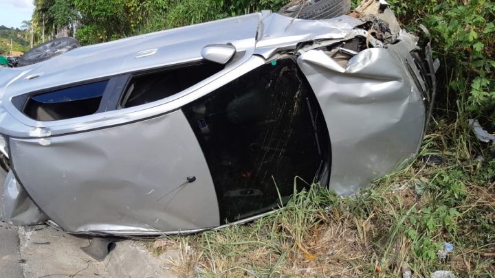 Colisão envolve três carros e dois caminhões em Pernambuco